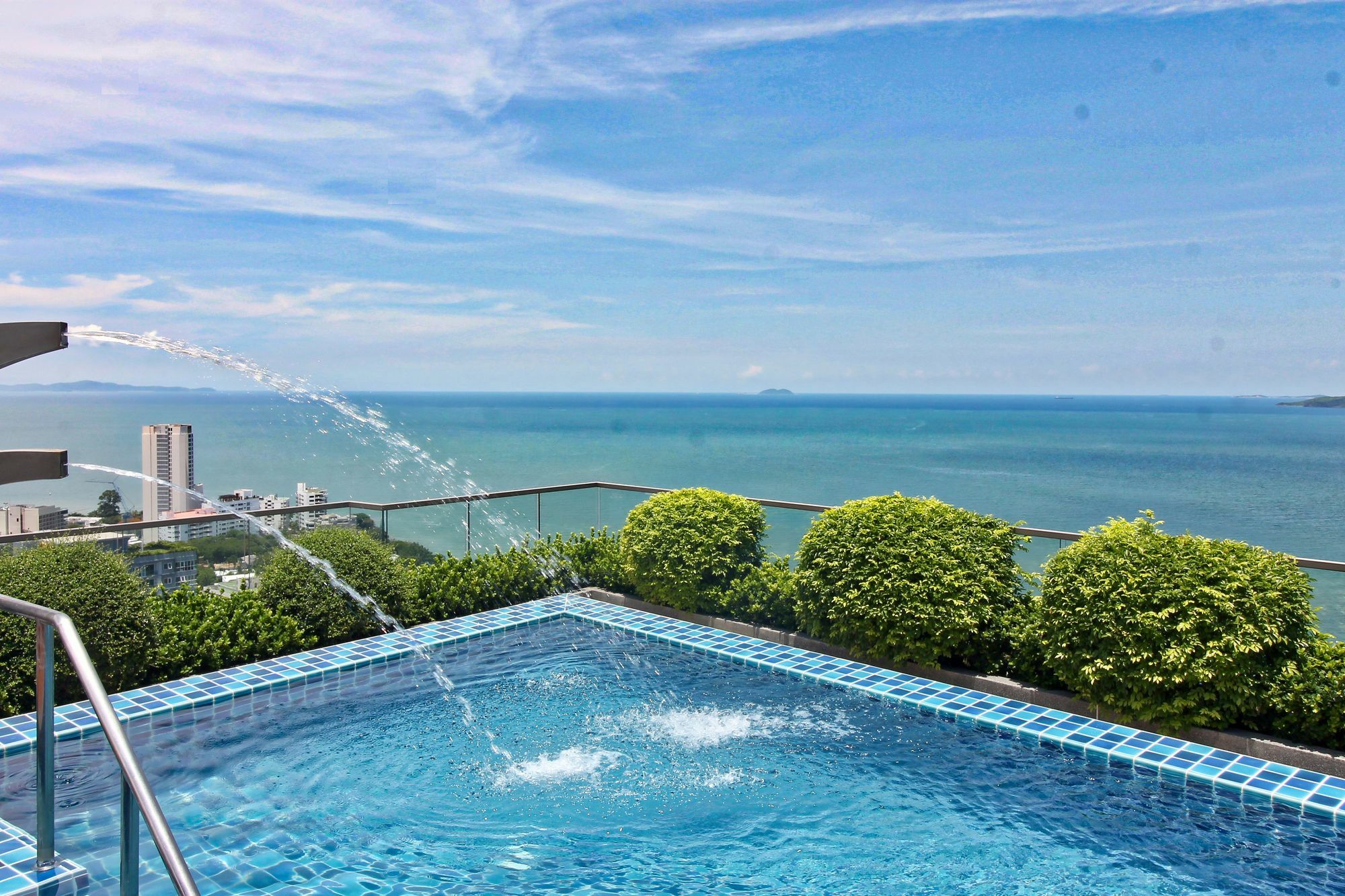 The Peak Towers Pattaya 아파트 외부 사진